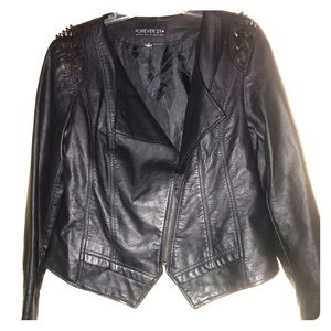 Cropped leather jacket with spikes